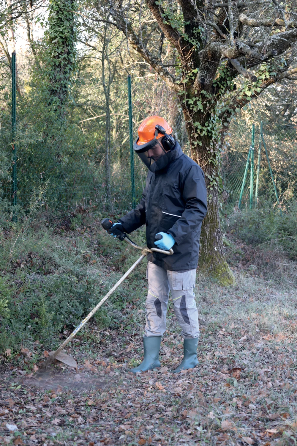 Casca de protectie santier cu viziera si antifoane, Forestier 3