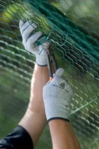 Manusi de protectie antitaiere cat. B, culoarea gri, ideală în medii uscate, VENICUTB04